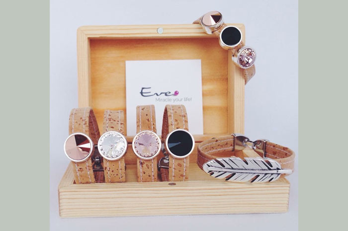 my-eve.de
Miracle your life!
Eve. Korkarmbänder und Perlenschmuck my-eve.de
Miracle your life!
Eve. Korkarmbänder und Perlenschmuck